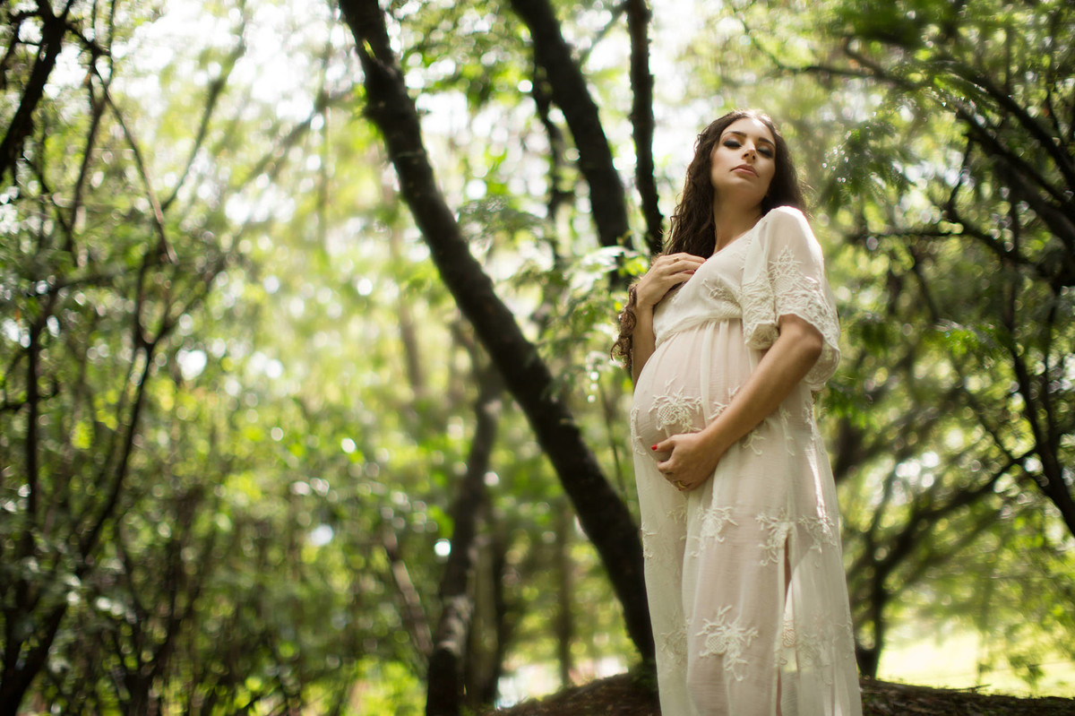Grávida drámática posando na floresta. Fotografada pelo fotógrafo de gestante Rafael Ohana em Brasília-DF.