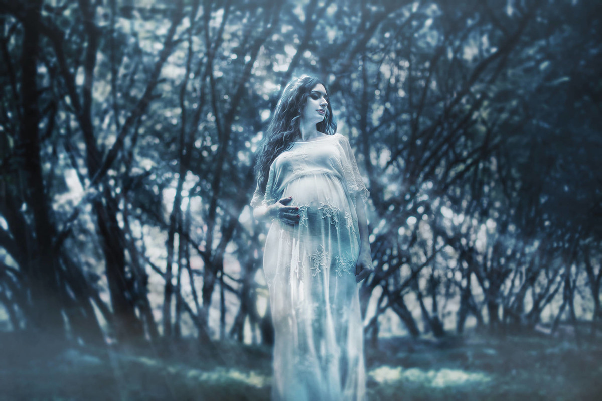 Grávida fantasma em floresta. Fotografada pelo fotógrafo de gestante Rafael Ohana em Brasília-DF.