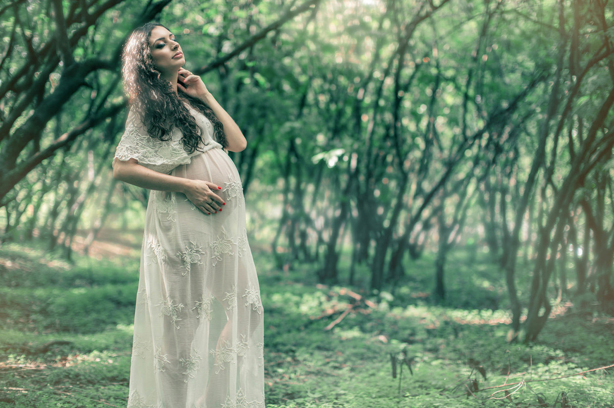 Grávida posando bonita na floresta. Fotografada pelo fotógrafo de gestante Rafael Ohana em Brasília-DF.