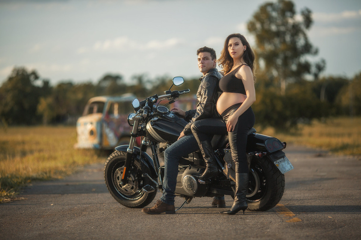Grávida sentada na moto Harley Davidson do seu marido. Foto feita pelo fotografo de gestantes Rafael Ohana em Brasília-DF