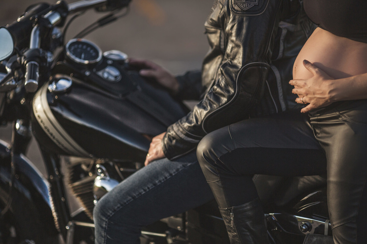 Ensaio de gestante em moto Harley Davidson. Foto feita pelo fotografo de gestantes Rafael Ohana em Brasília-DF