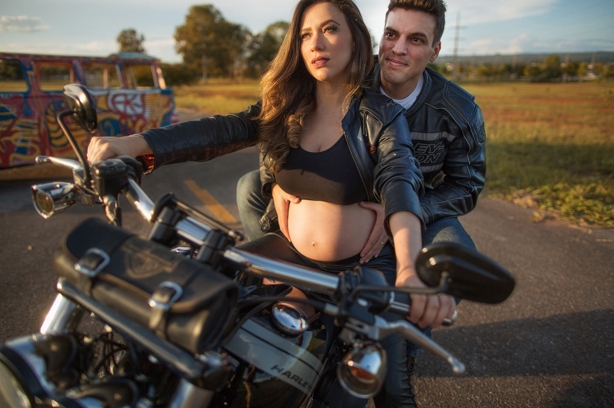 Grávida pilotando moto Harley Davidson com seu marido. Foto feita pelo fotografo de gestantes Rafael Ohana em Brasília-DF