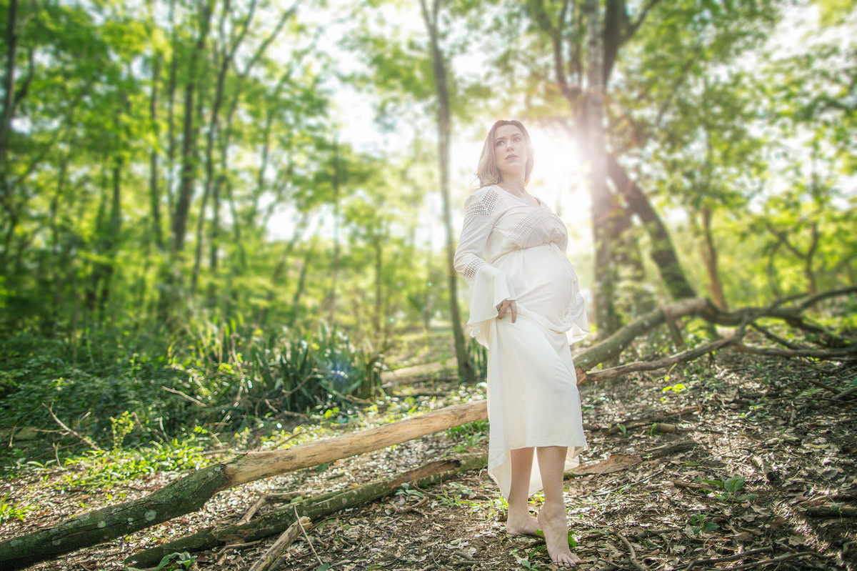 Grávida passeando sozinha na floresta. Foto feita pelo fotografo de gestante Rafael Ohana em Brasilia-DF