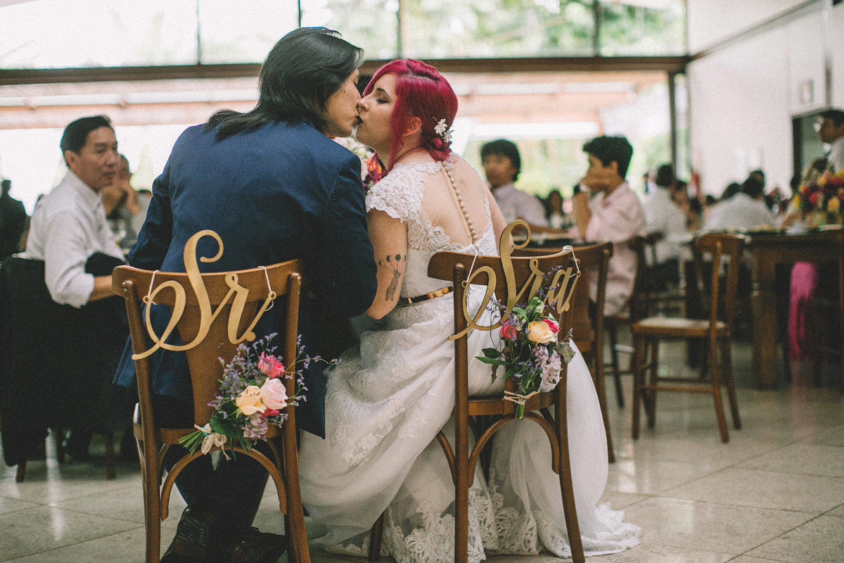 Noivos se beijando em recepção de casamento no Sítio Geranium