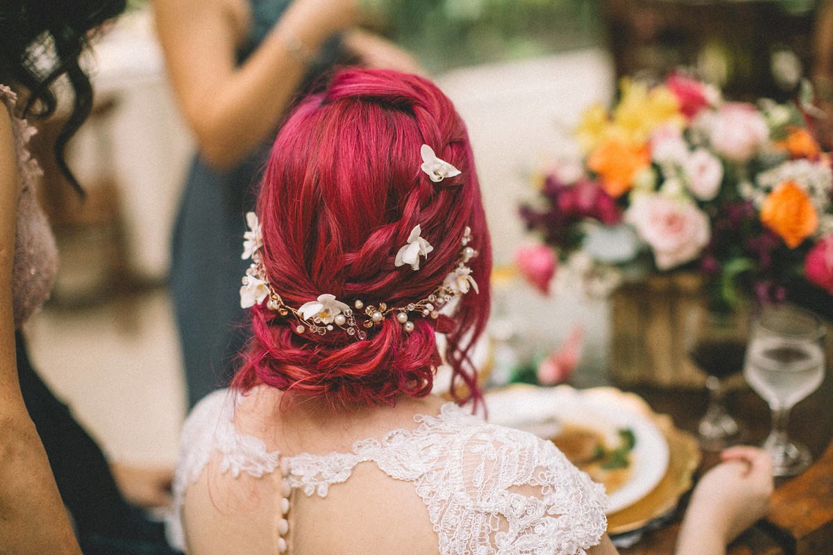Penteado de noiva alternativa de cabelo rosa