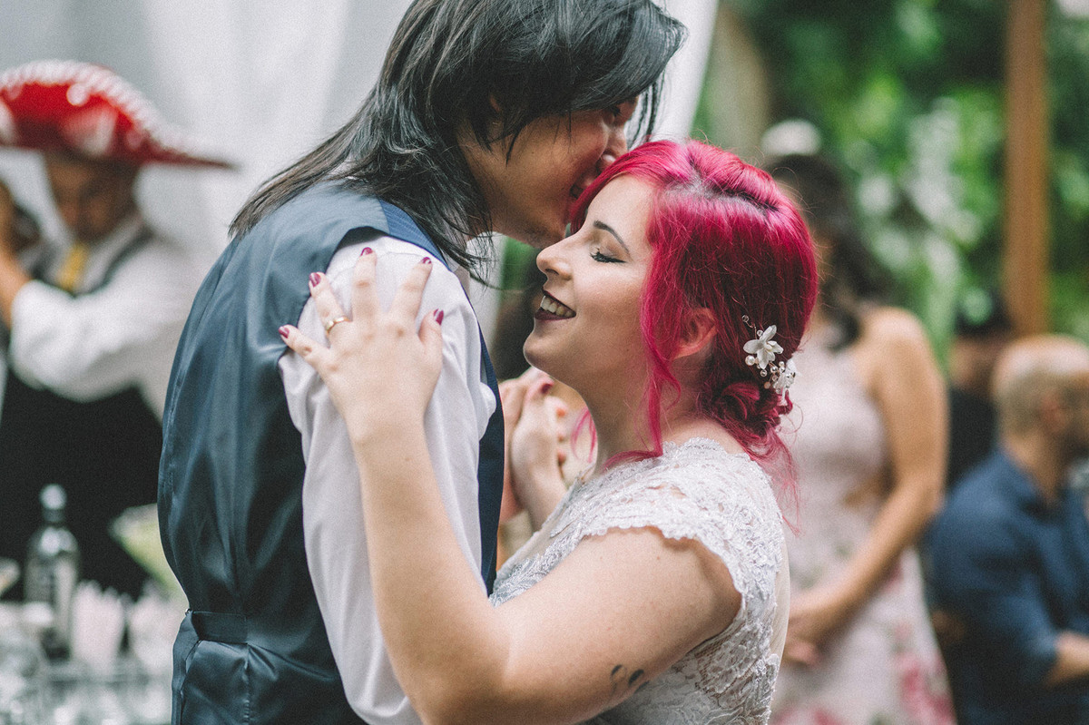 Noivos dançando em recepção de casamento no Sítio Geranium em Brasília-DF
