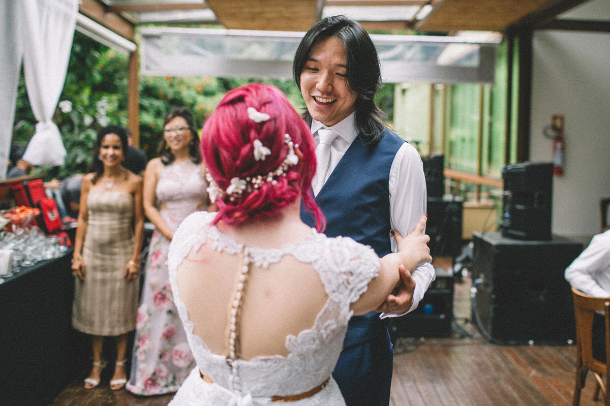 Noivos dançando em recepção de casamento no Sítio Geranium em Brasília-DF