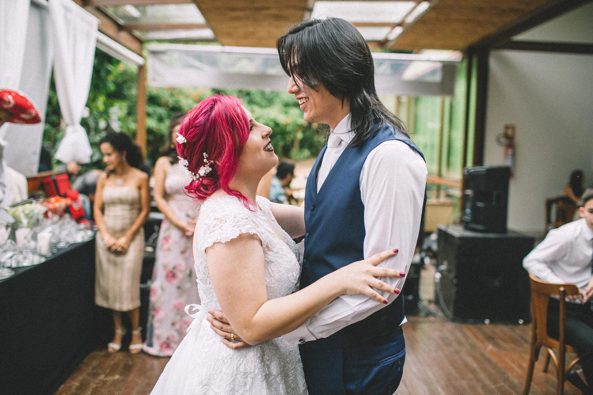 Noivos dançando em recepção de casamento no Sítio Geranium em Brasília-DF