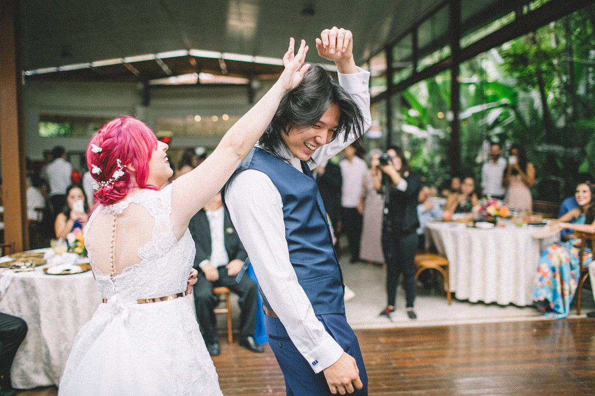 Noivos dançando em recepção de casamento no Sítio Geranium em Brasília-DF