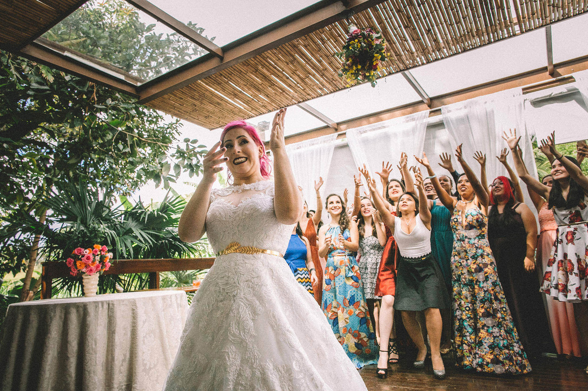 Noiva jogando buquê em seu casamento no Sítio Geranium