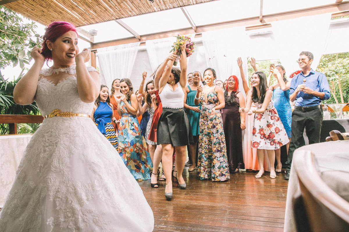Noiva jogando buquê em seu casamento no Sítio Geranium