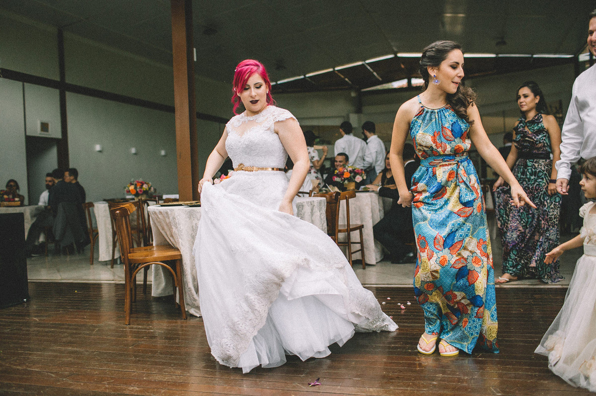 Noiva Dançando sozinha em seu casamento