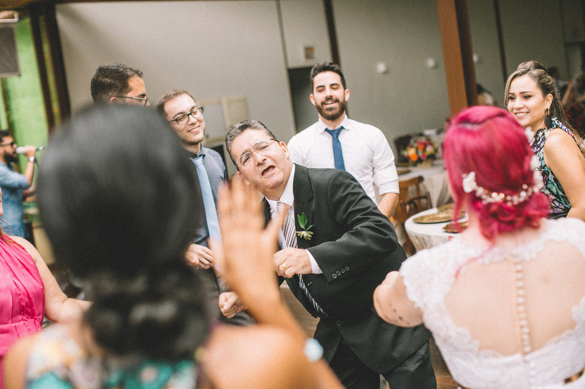 Pai no noivo dançando com noiva em seu casamento no Sítio Geranium