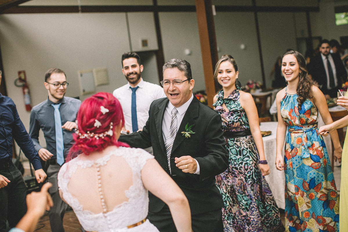 Pai no noivo dançando com noiva em seu casamento no Sítio Geranium