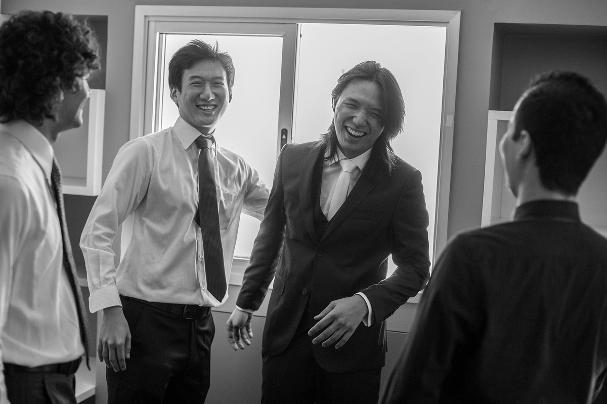 noivo rindo com padrinhos em making of de casamento