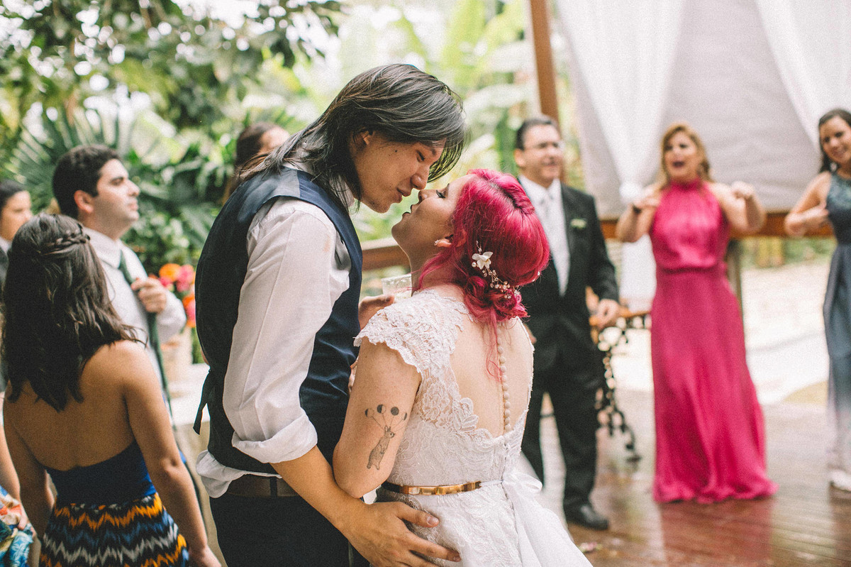 Noivos dançando em recepção de casamento no Sítio Geranium em Brasília-DF