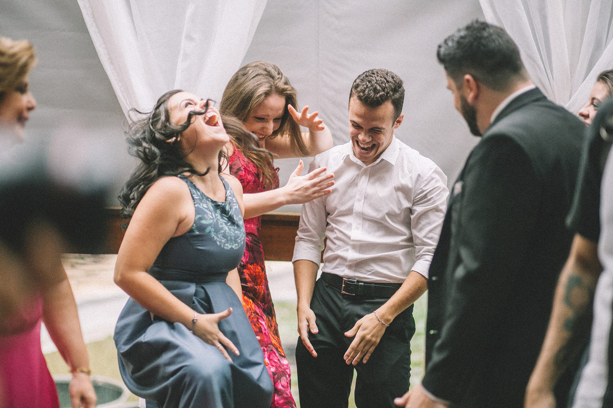 Convidados de casamento pirando