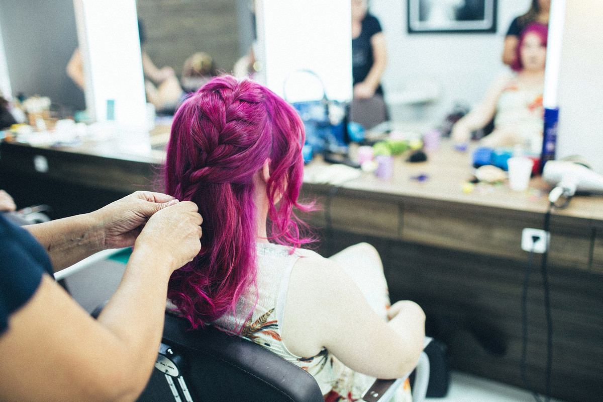 Noiva do cabelo cor de rosa se arrumando para seu casamento