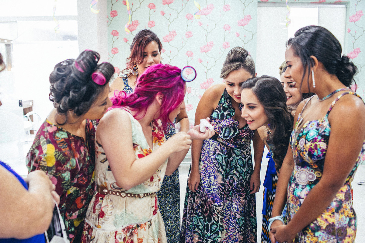 Noiva mostrando presente do noivo em seu making of do casamento