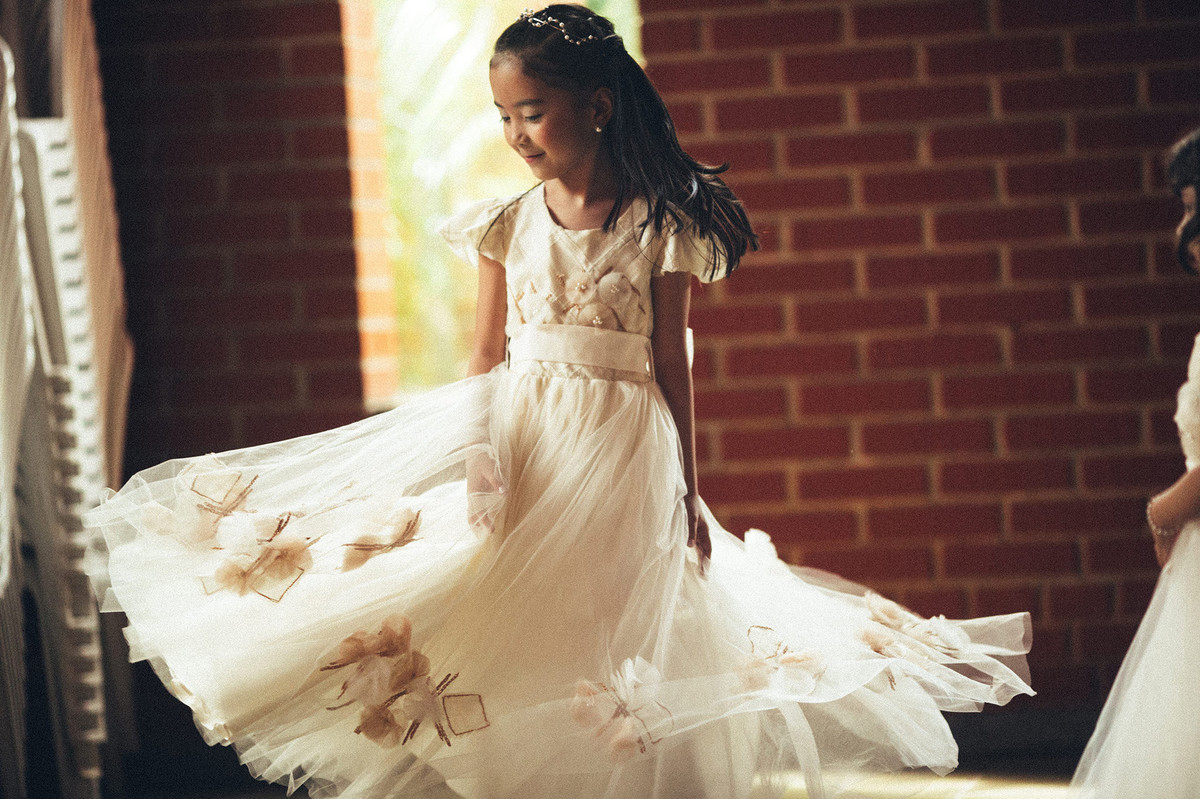 Menina dançando com vestido longo em casamento em Brasília-DF