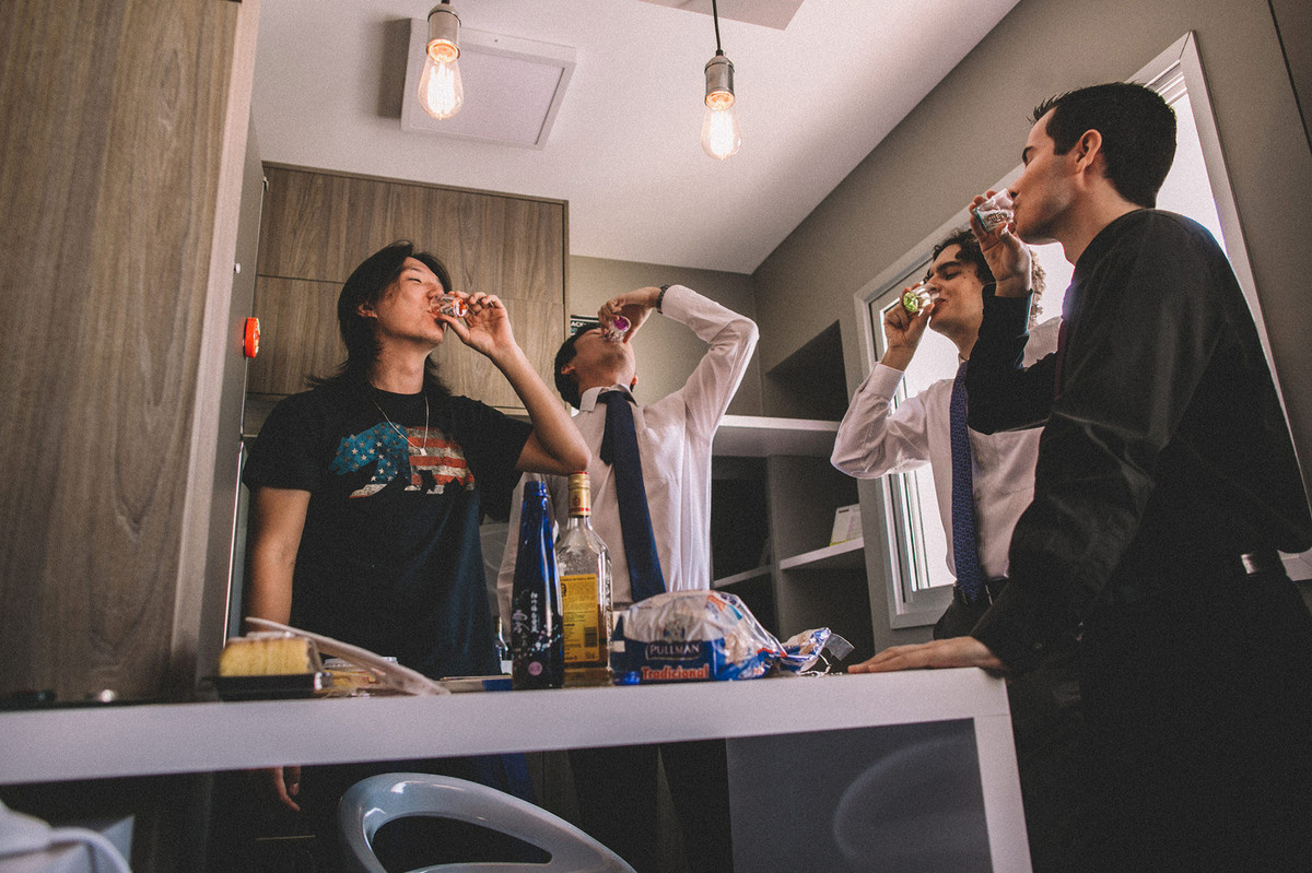 noivo bebendo com seus padrinhos em making of de noivo