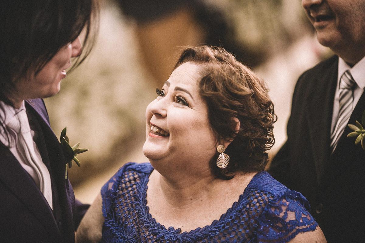 Mãe da noiva olhando e rindo para o noivo em casamento em Igreja São Camilo de Lellis em Brasília-DF