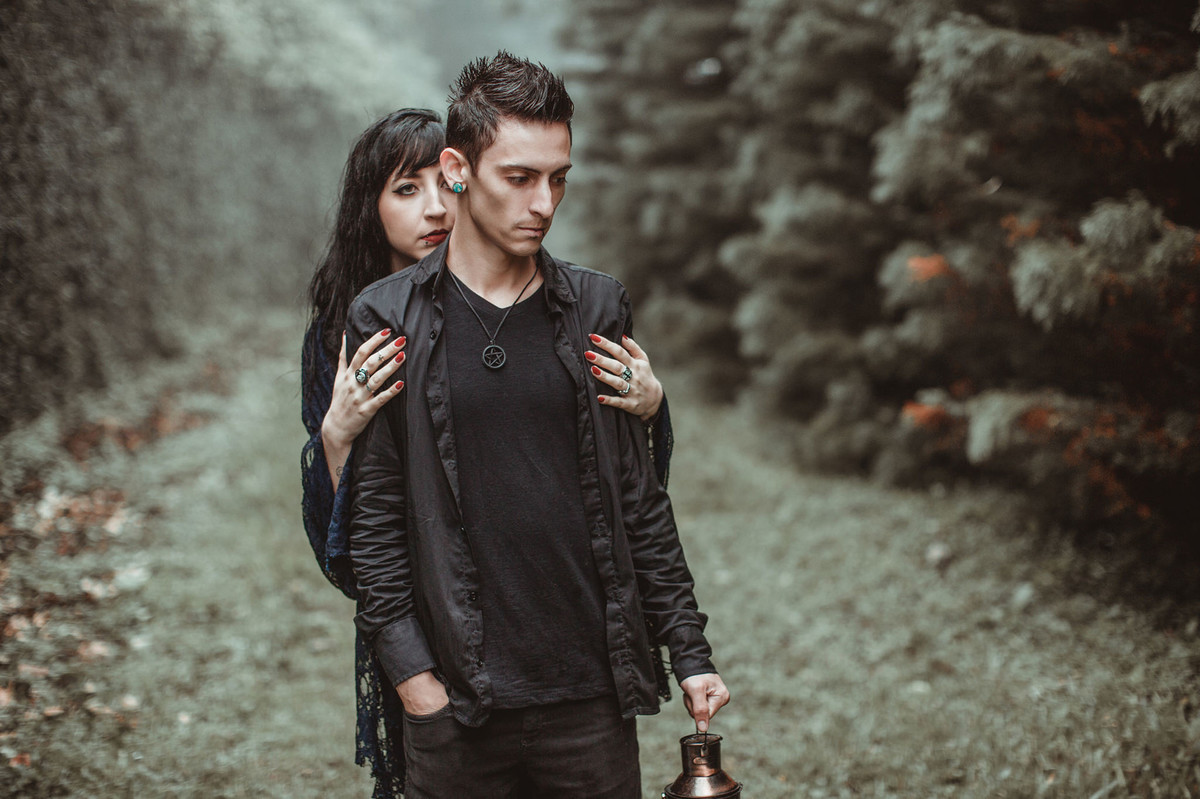 Casal gótico posando na floresta. fotografado pelo fotógrafo Rafael Ohana em Gramado-RS