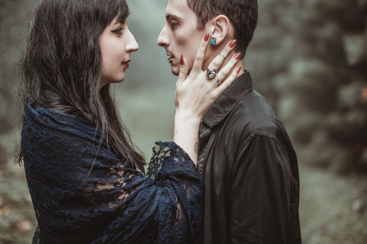 Casal gótico se olhando na floresta. fotografado pelo fotógrafo Rafael Ohana em Gramado-RS