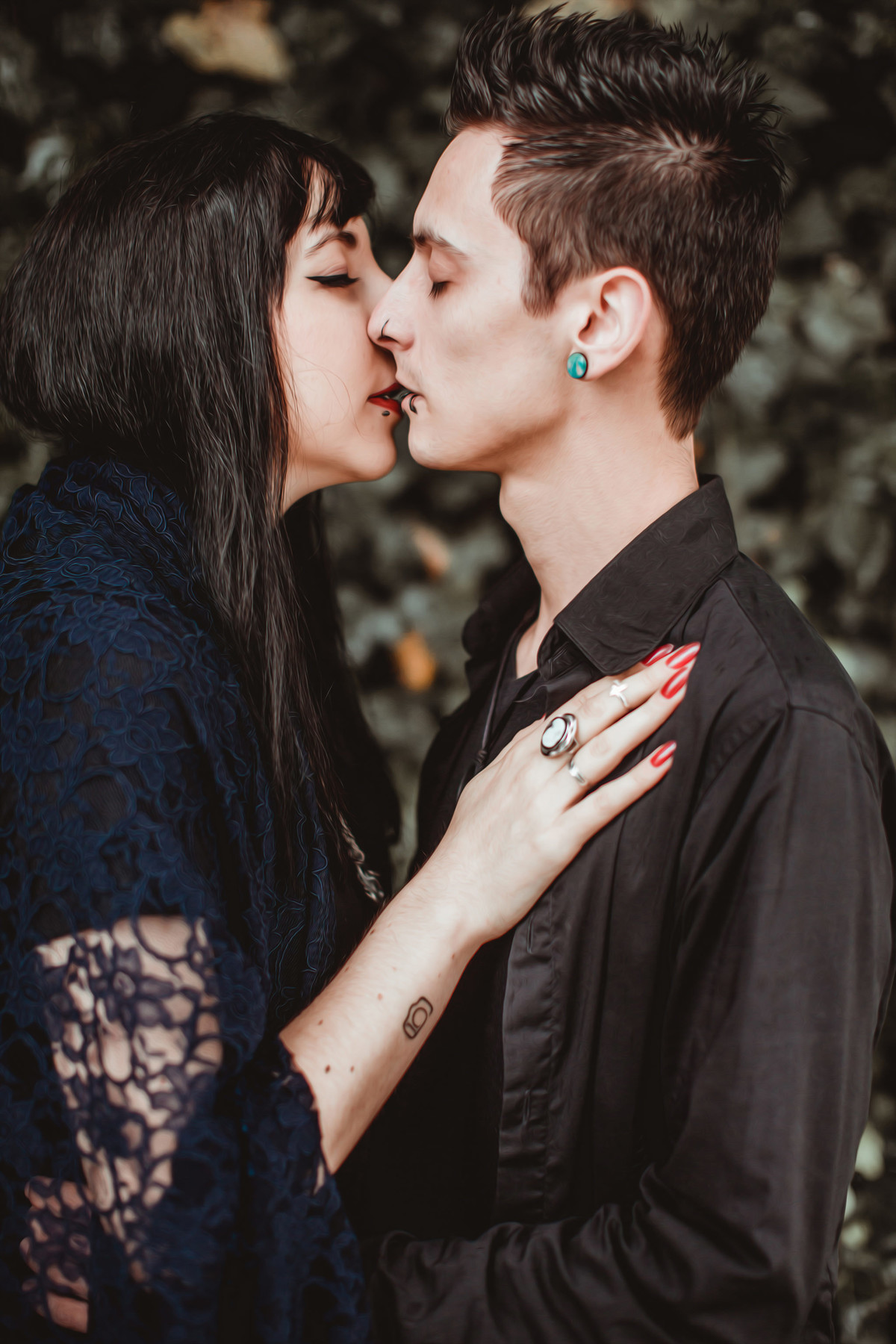 Casalse gótico de beijando fotografado pelo fotógrafo Rafael Ohana em Gramado-RS