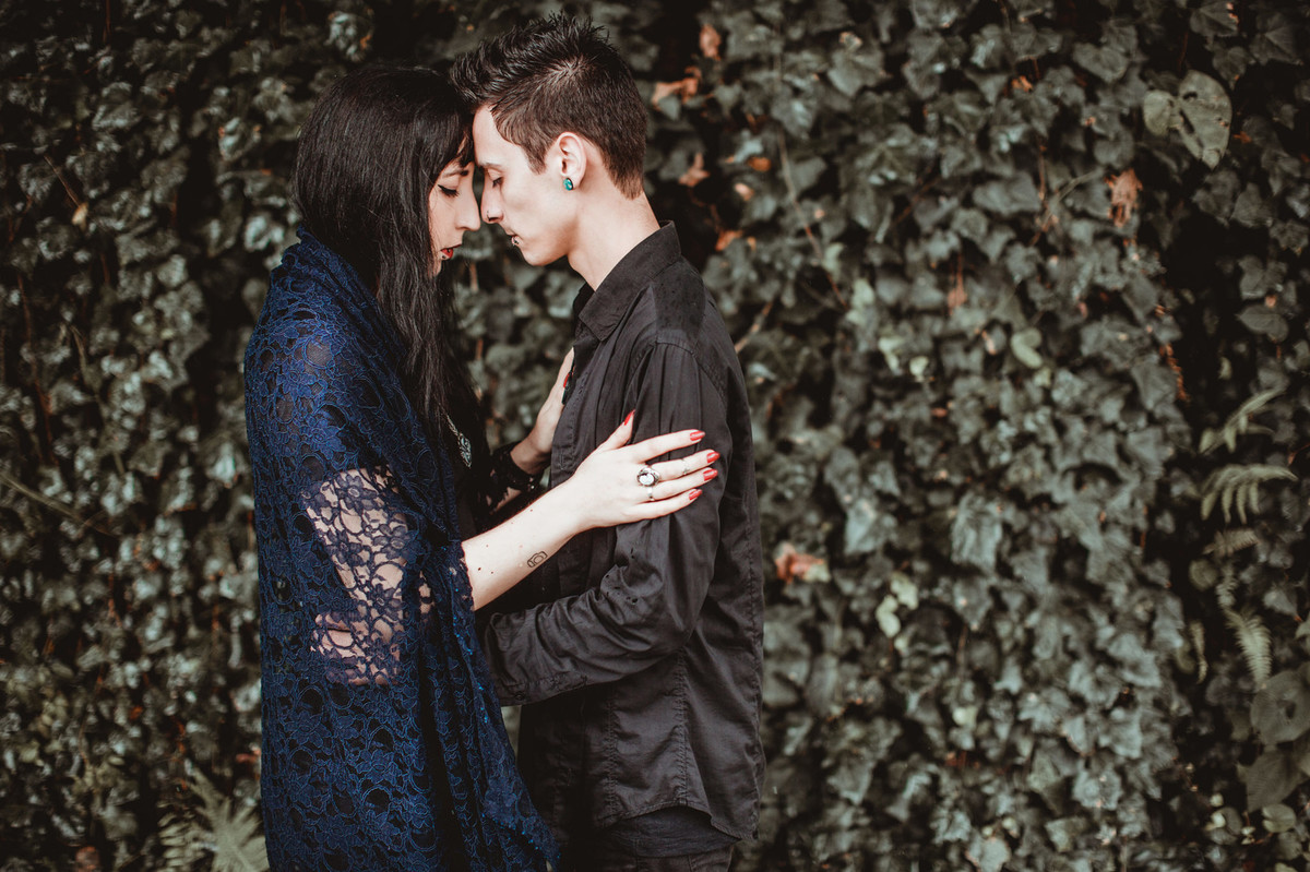 Casal dark se amando. fotografado pelo fotógrafo Rafael Ohana em Gramado-RS