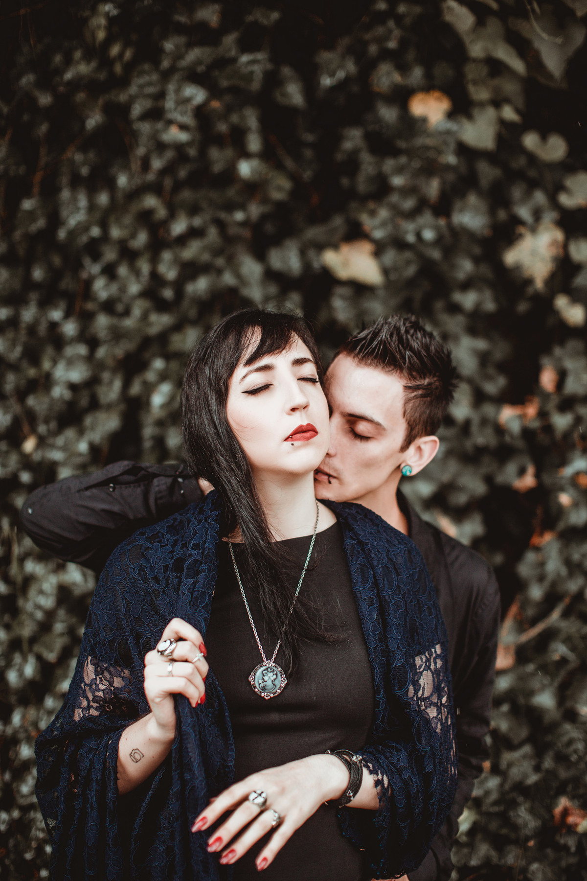 casal gótico se beijando. fotografado pelo fotógrafo Rafael Ohana em Gramado-RS