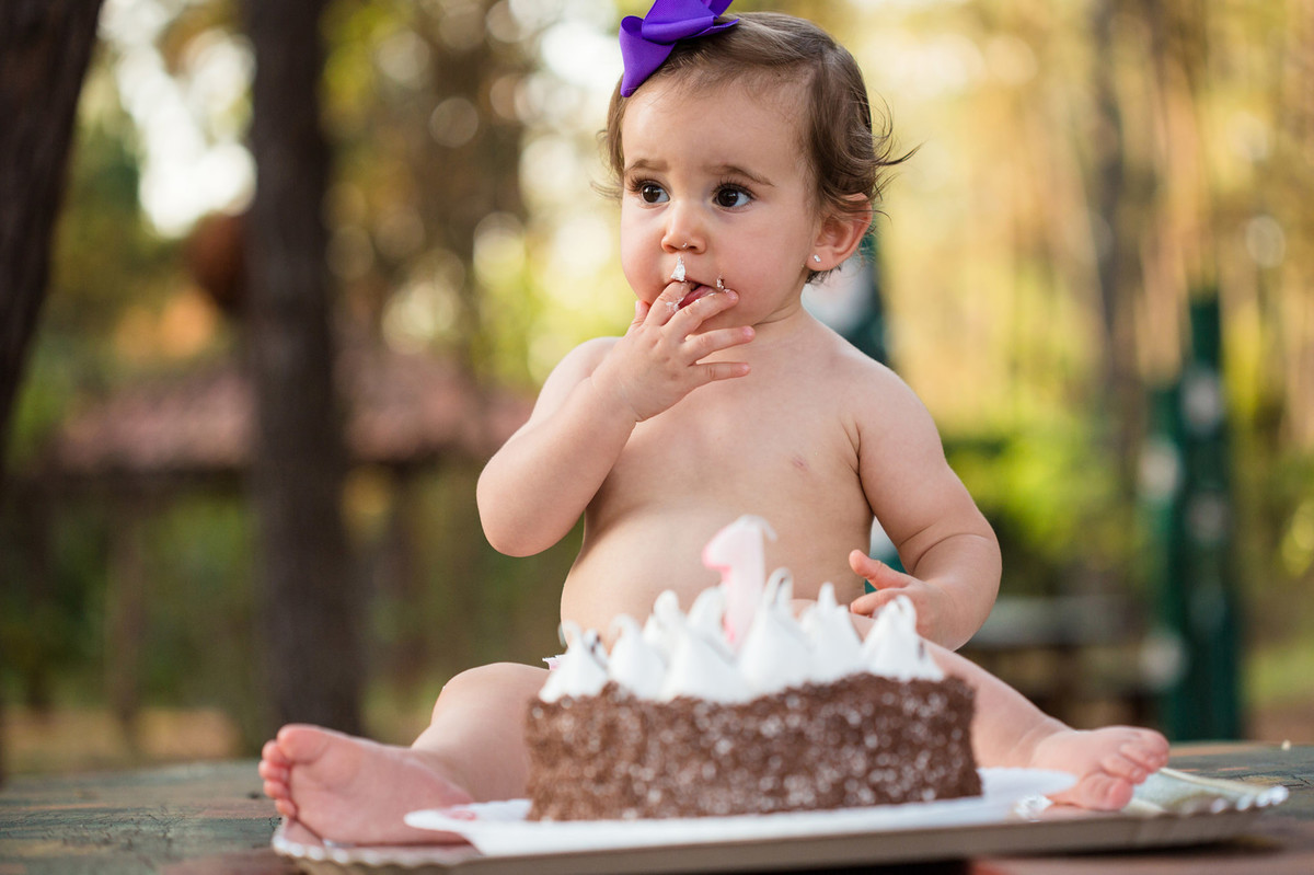 Ensaio smash the cake da pequena Paty de 1 ano. Foto feita pelo fotógrafo de crianças Rafael Ohana em Brasilia-DF