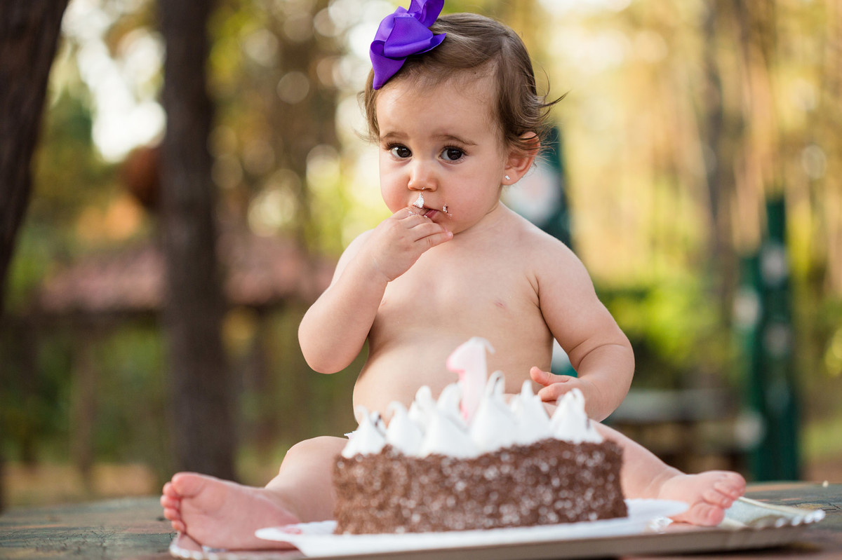 Ensaio smash the cake da pequena Paty de 1 ano. Foto feita pelo fotógrafo de crianças Rafael Ohana em Brasilia-DF