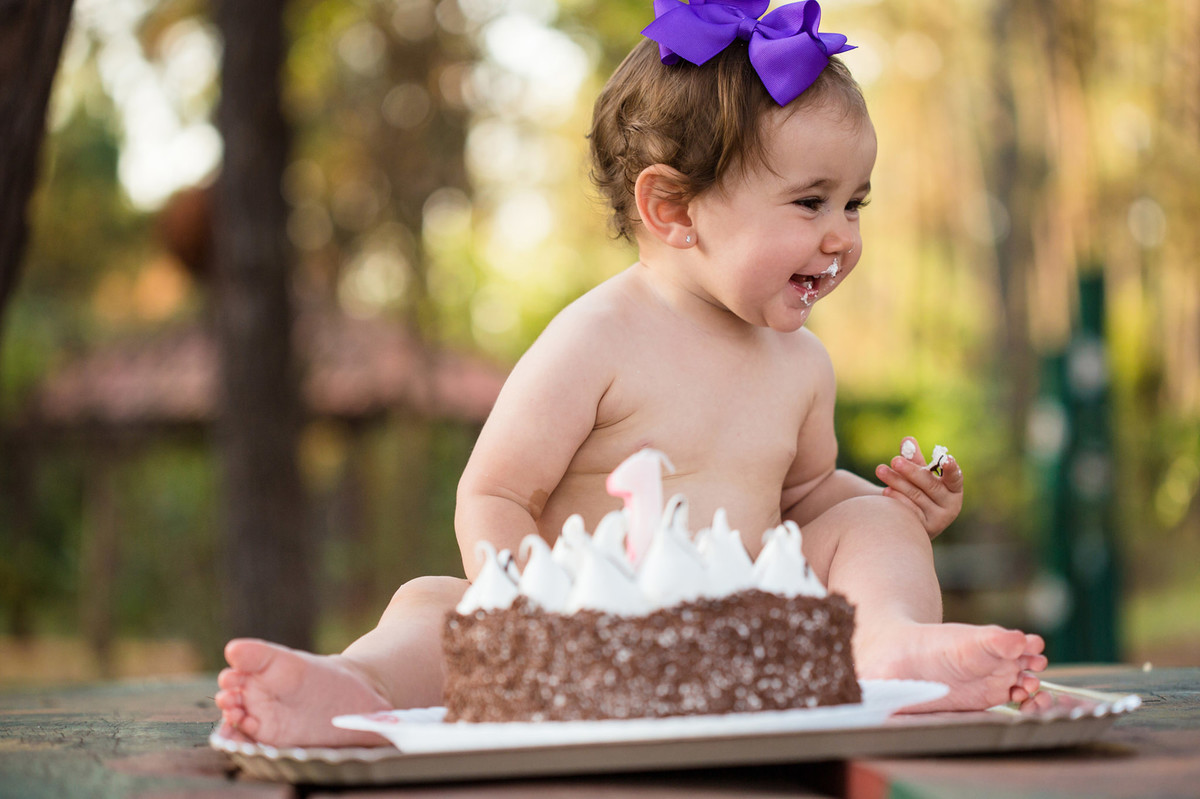 Ensaio smash the cake da pequena Paty de 1 ano. Foto feita pelo fotógrafo de crianças Rafael Ohana em Brasilia-DF