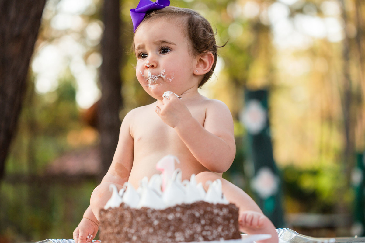 Ensaio smash the cake da pequena Paty de 1 ano. Foto feita pelo fotógrafo de crianças Rafael Ohana em Brasilia-DF