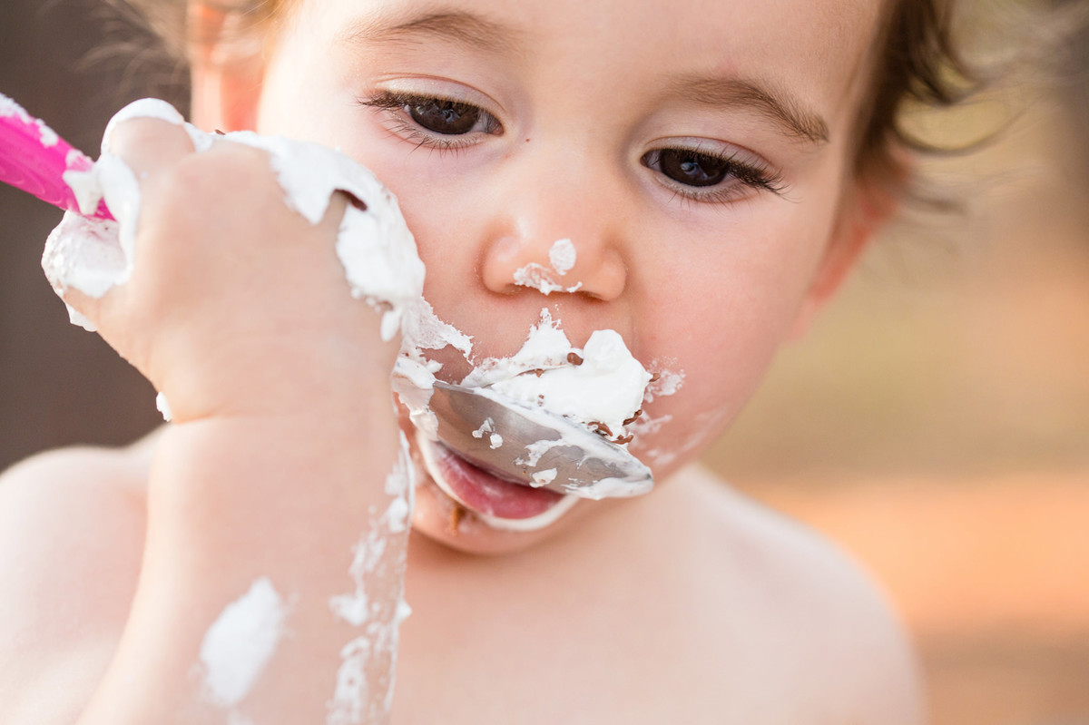 Ensaio smash the cake da pequena Paty de 1 ano. Foto feita pelo fotógrafo de crianças Rafael Ohana em Brasilia-DF