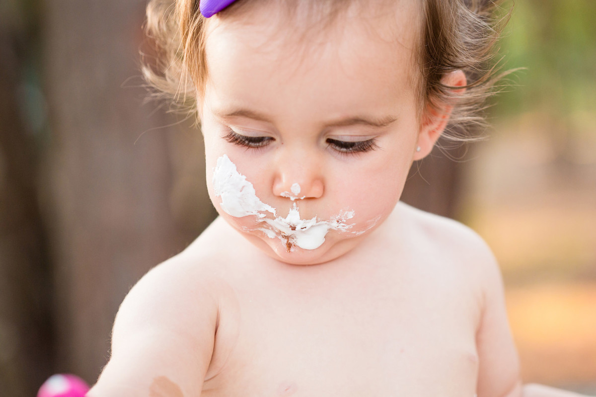 Ensaio smash the cake da pequena Paty de 1 ano. Foto feita pelo fotógrafo de crianças Rafael Ohana em Brasilia-DF