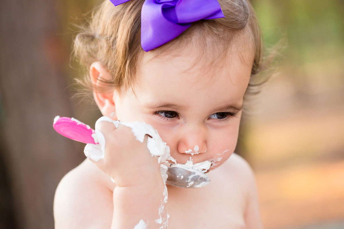 Ensaio smash the cake da pequena Paty de 1 ano. Foto feita pelo fotógrafo de crianças Rafael Ohana em Brasilia-DF