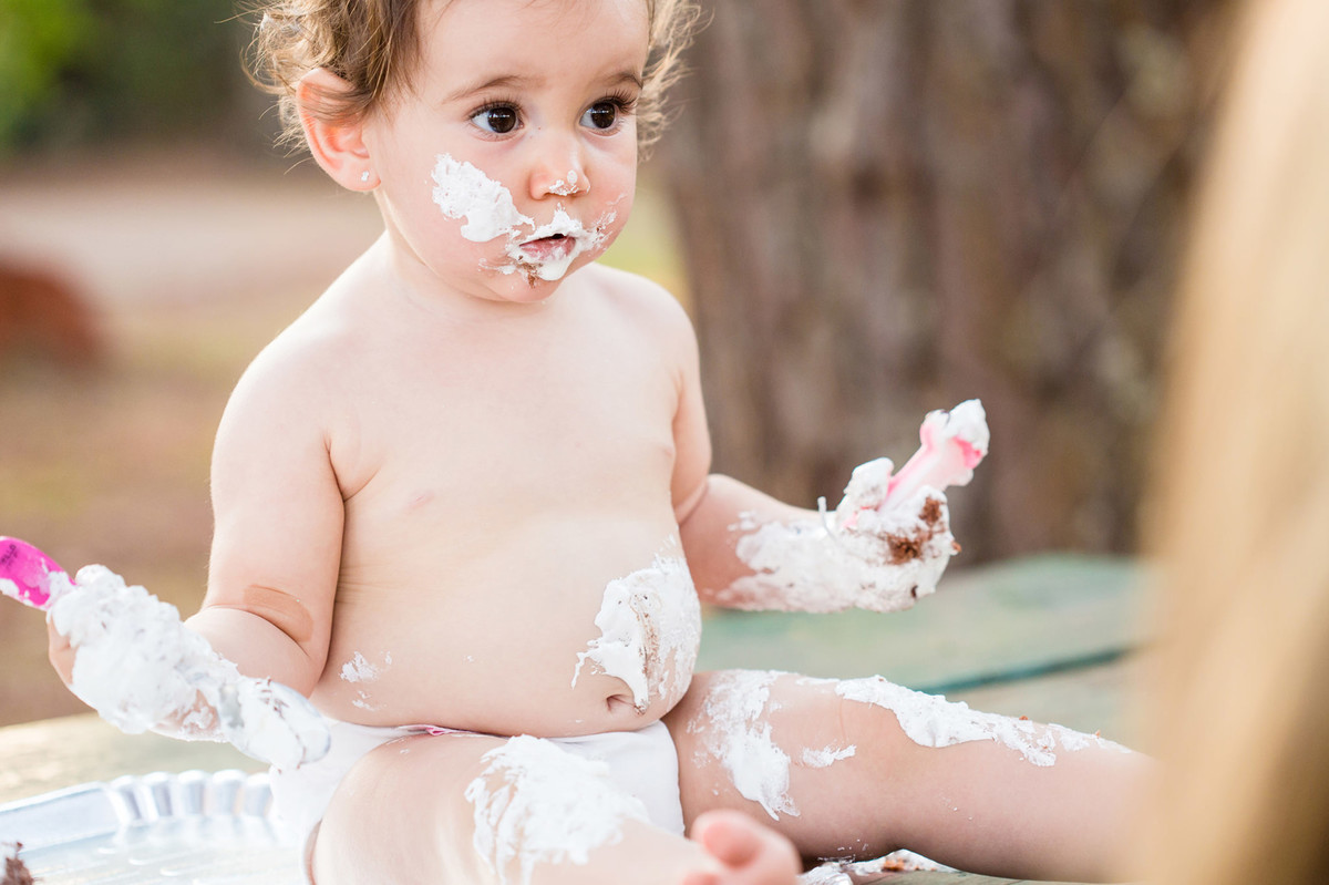 Ensaio smash the cake da pequena Paty de 1 ano. Foto feita pelo fotógrafo de crianças Rafael Ohana em Brasilia-DF