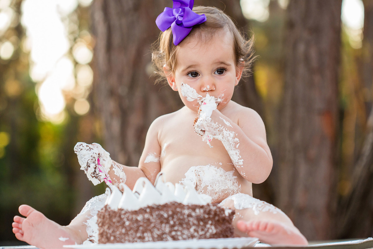 Ensaio smash the cake da pequena Paty de 1 ano. Foto feita pelo fotógrafo de crianças Rafael Ohana em Brasilia-DF
