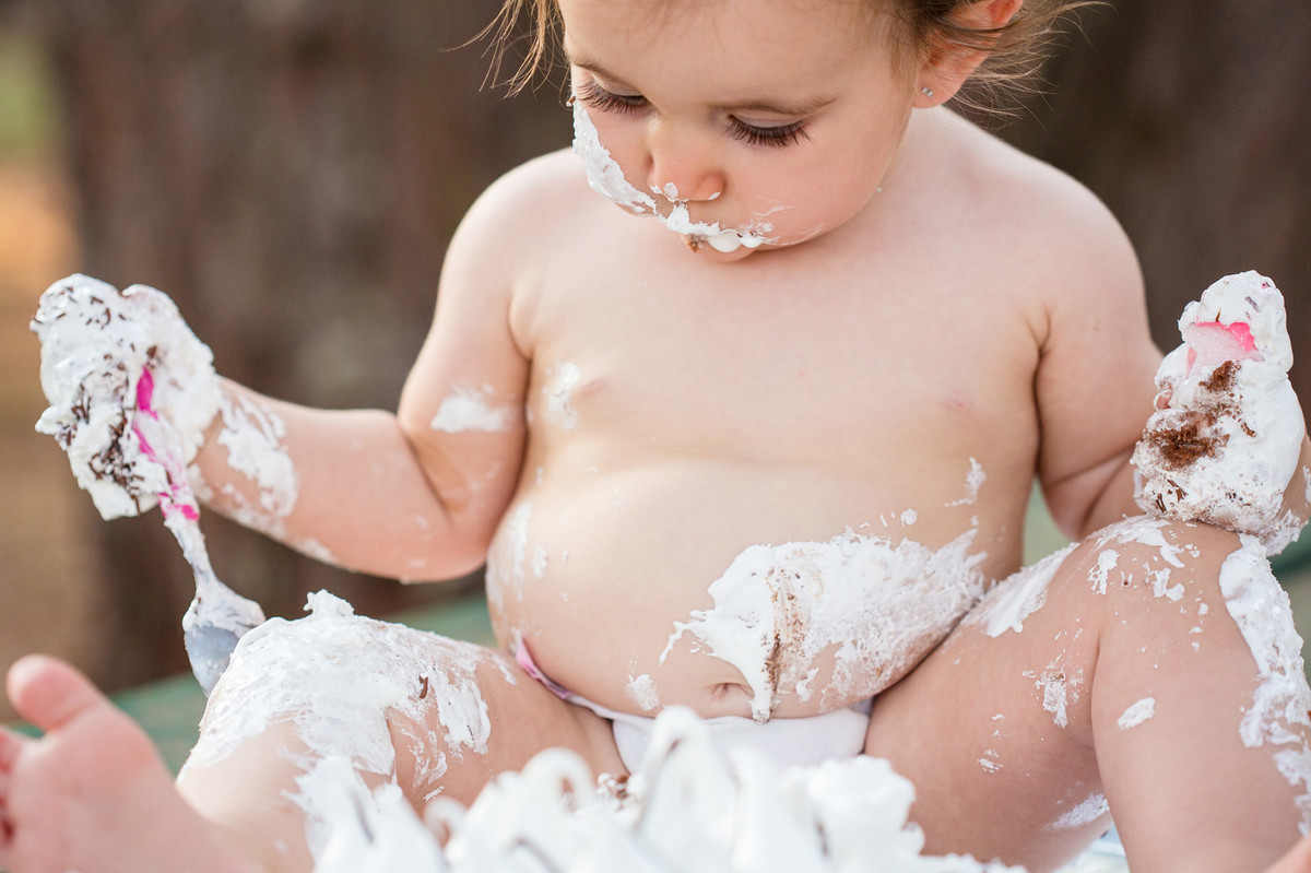 Ensaio smash the cake da pequena Paty de 1 ano. Foto feita pelo fotógrafo de crianças Rafael Ohana em Brasilia-DF