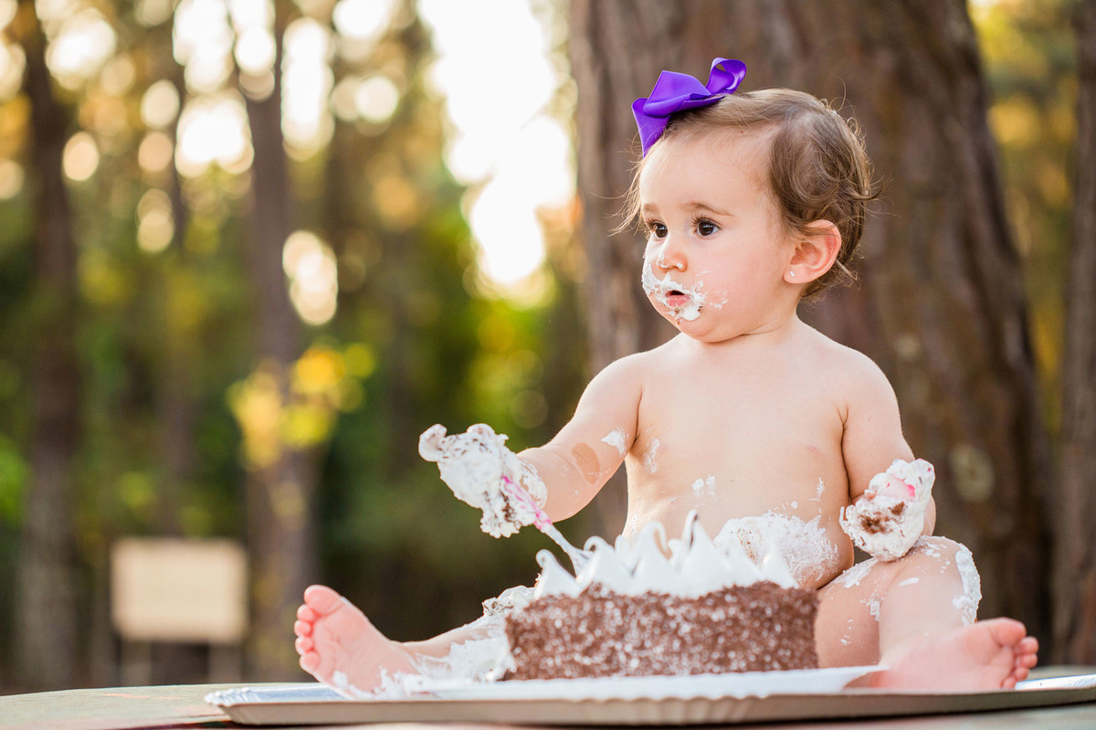 Ensaio smash the cake da pequena Paty de 1 ano. Foto feita pelo fotógrafo de crianças Rafael Ohana em Brasilia-DF