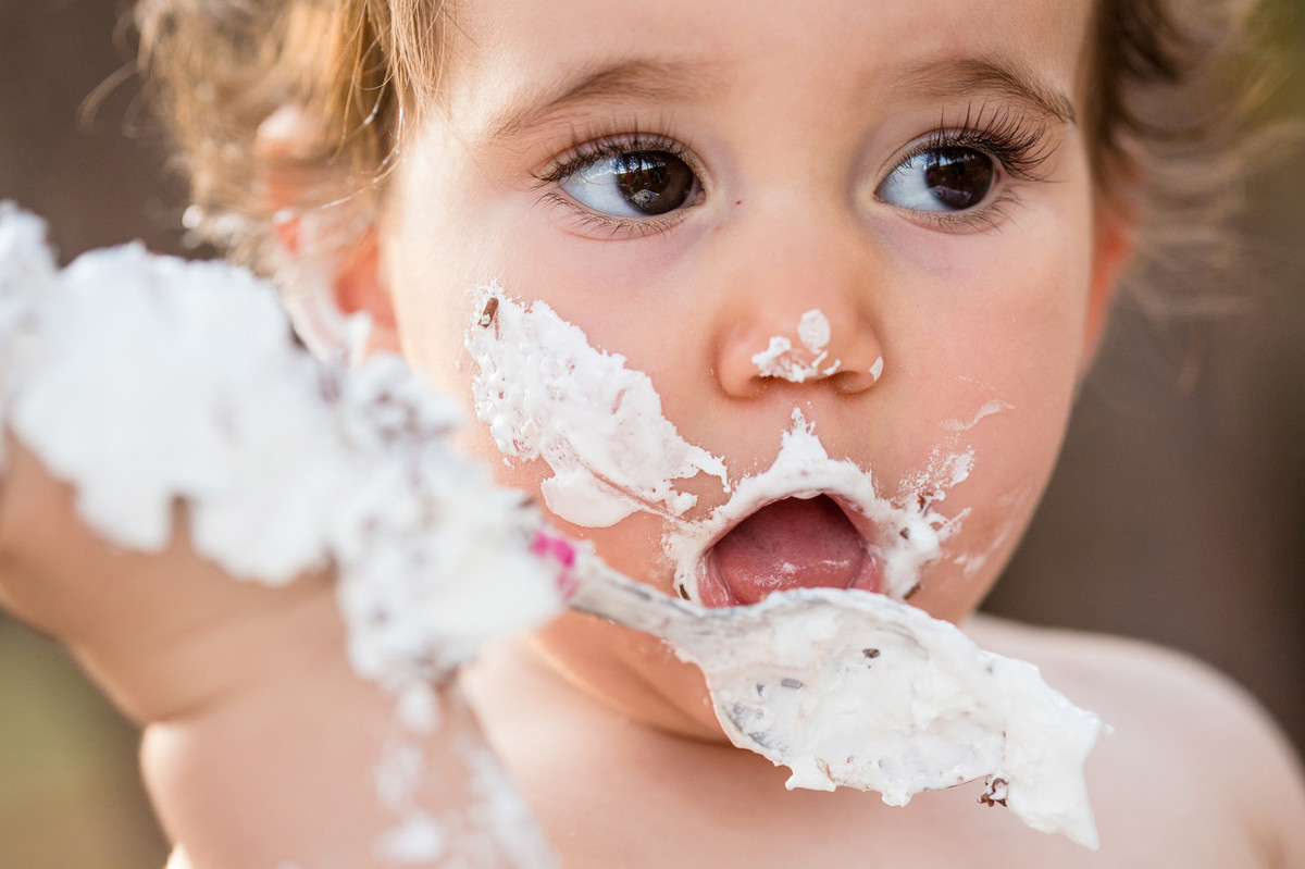 Ensaio smash the cake da pequena Paty de 1 ano. Foto feita pelo fotógrafo de crianças Rafael Ohana em Brasilia-DF