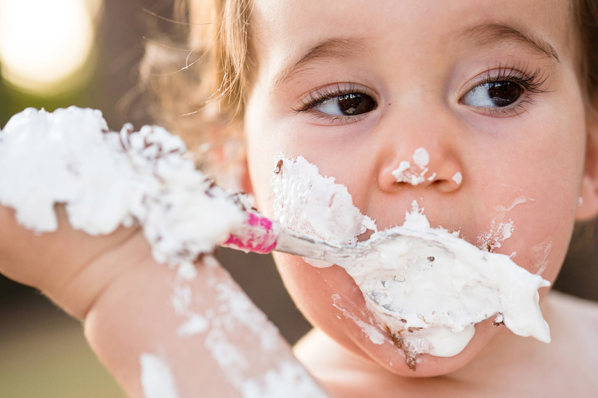 Ensaio smash the cake da pequena Paty de 1 ano. Foto feita pelo fotógrafo de crianças Rafael Ohana em Brasilia-DF