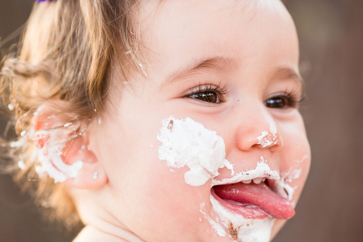 Ensaio smash the cake da pequena Paty de 1 ano. Foto feita pelo fotógrafo de crianças Rafael Ohana em Brasilia-DF