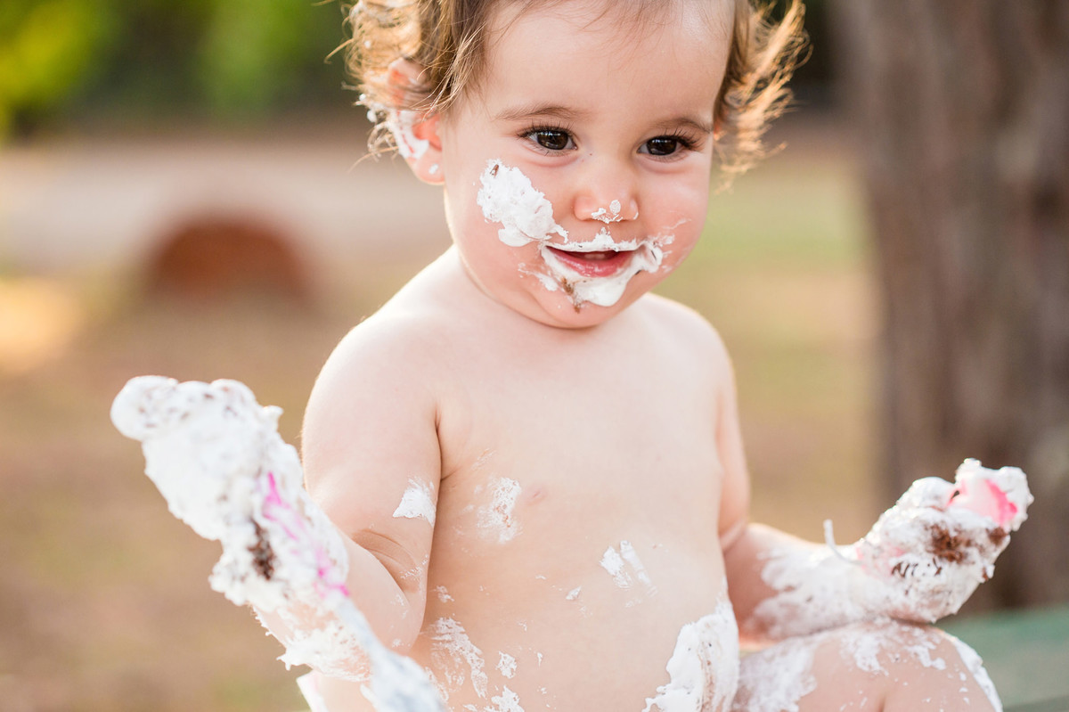 Ensaio smash the cake da pequena Paty de 1 ano. Foto feita pelo fotógrafo de crianças Rafael Ohana em Brasilia-DF