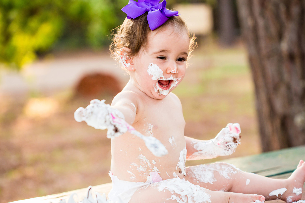 Ensaio smash the cake da pequena Paty de 1 ano. Foto feita pelo fotógrafo de crianças Rafael Ohana em Brasilia-DF