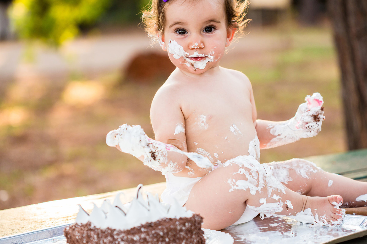 Ensaio smash the cake da pequena Paty de 1 ano. Foto feita pelo fotógrafo de crianças Rafael Ohana em Brasilia-DF