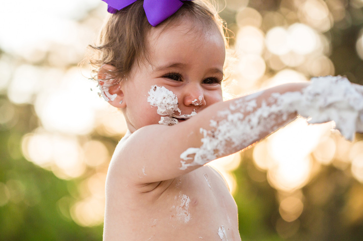 Ensaio smash the cake da pequena Paty de 1 ano. Foto feita pelo fotógrafo de crianças Rafael Ohana em Brasilia-DF