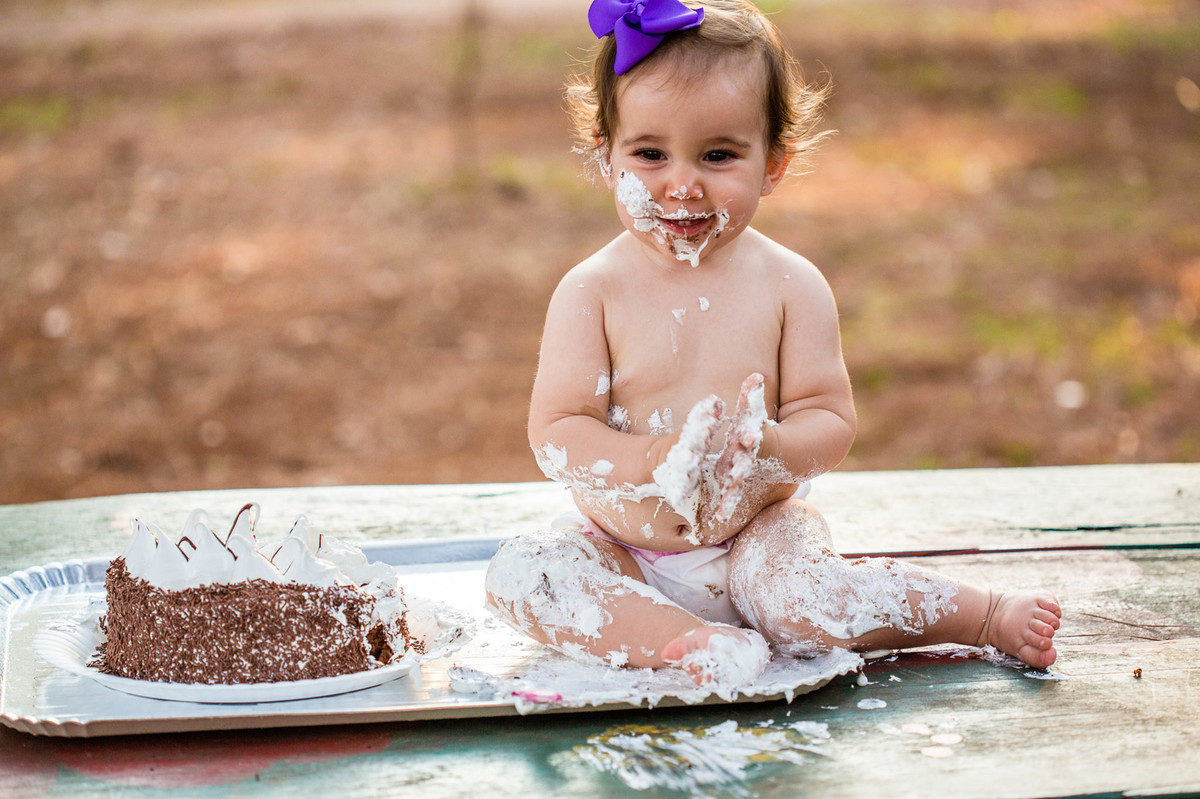 Ensaio smash the cake da pequena Paty de 1 ano. Foto feita pelo fotógrafo de crianças Rafael Ohana em Brasilia-DF